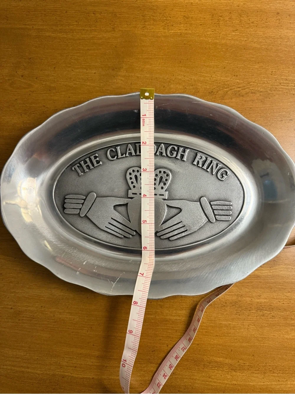 Pewtarex Oval metal plate with CLADDAGH design